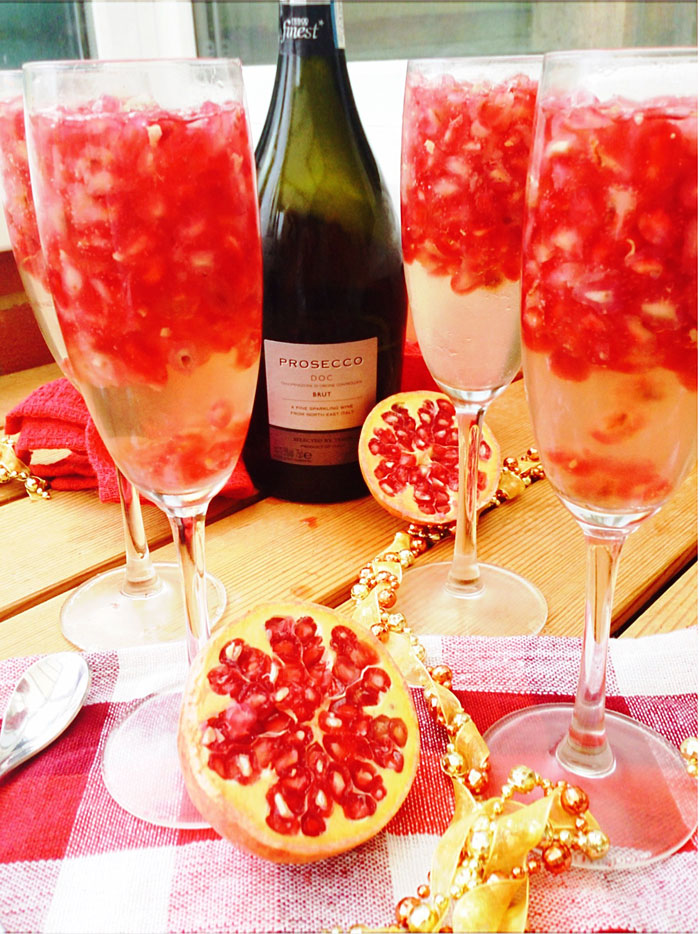 Pomegranate and Prosecco Jello - This Pomegranate and Prosecco Jelly (aka Jell-o) is the ultimate fancy, festive dessert. It's lightly, bubbly and totally delicious. It's make ahead, so perfect for your Christmas dinner parties! 