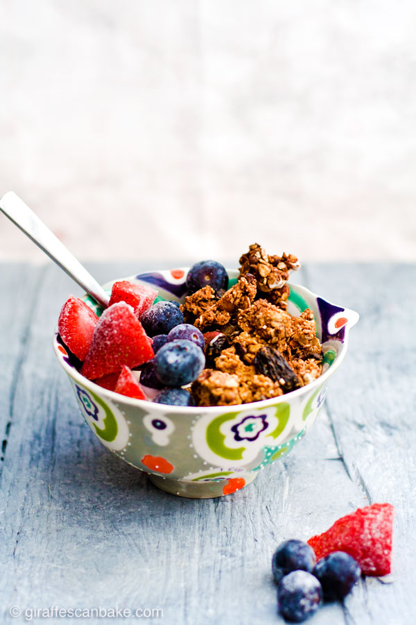 Gluten Free Nutty Chocolate Granola (+ recipe video) - with five types of nuts, peanut butter, raisins and natural sweetener (maple syrup), this gluten free granola is an easy, delicious breakfast that will keep you full until lunch time!